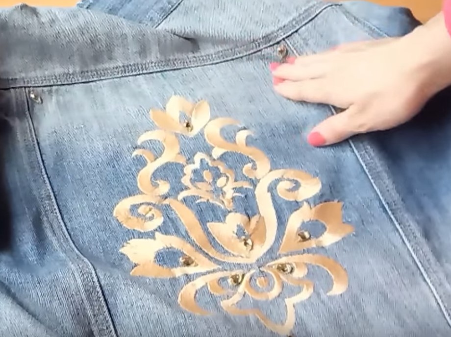 Пример завершенной вышивки на джинсовой куртке