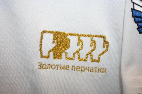 вышивка логотипов на футболках