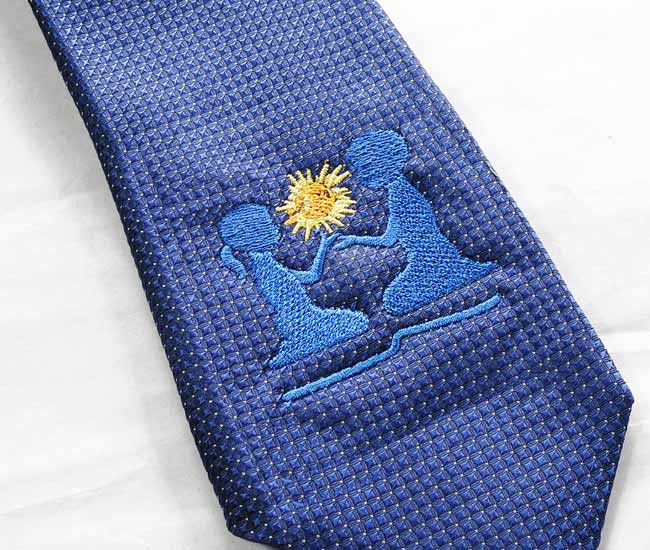 машинная вышивка на лентах и галстуках